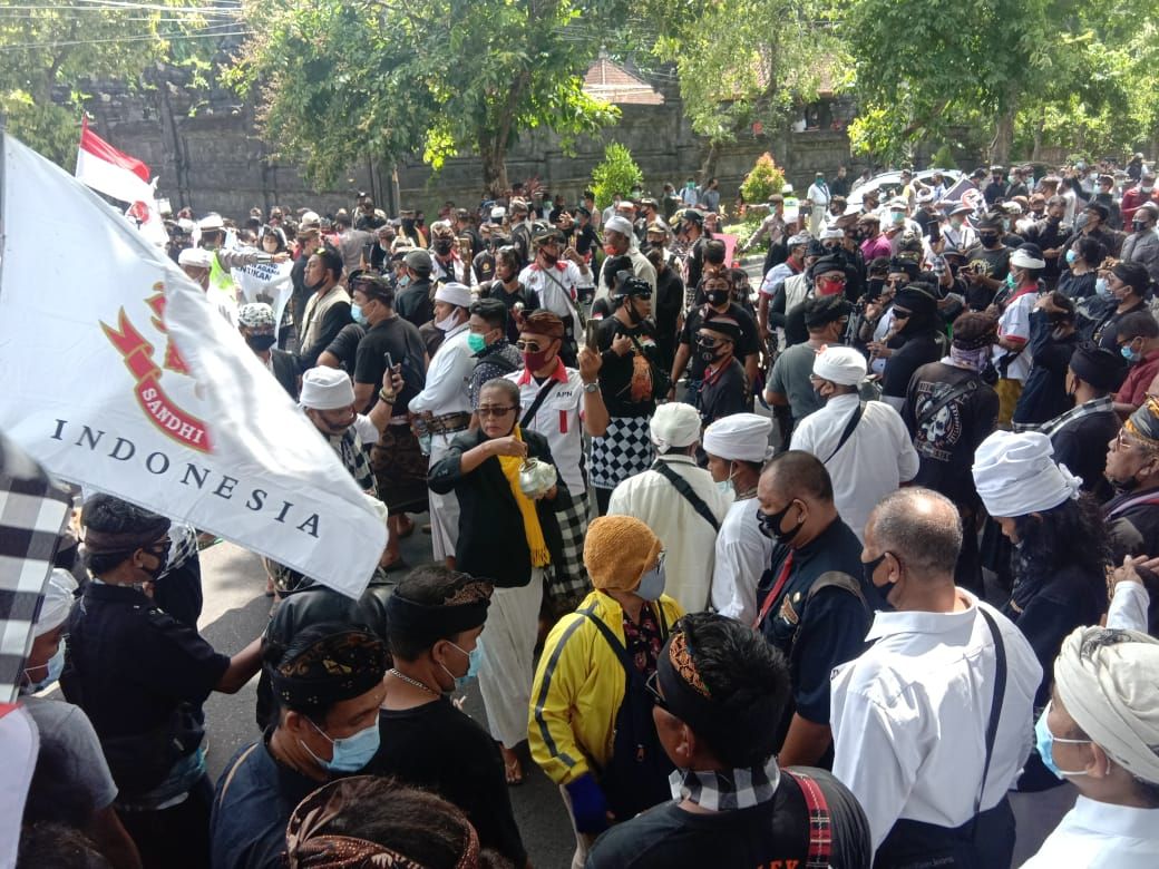 podiumnews.com-Aksi Damai Forkom Taksu Bali Tuntut AWK Turunkan dari DPD RI